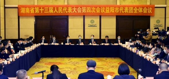 許達(dá)哲參加益陽代表團(tuán)審議
